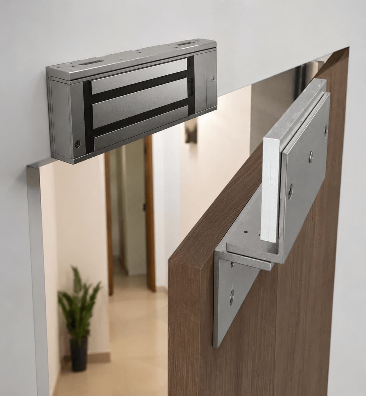 Instalación profesional de magneto electromagnético en puerta comercial